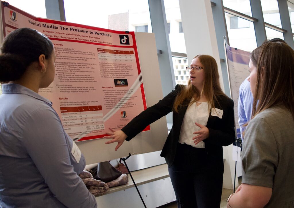 Aurora Trinkwalder presenting their poster